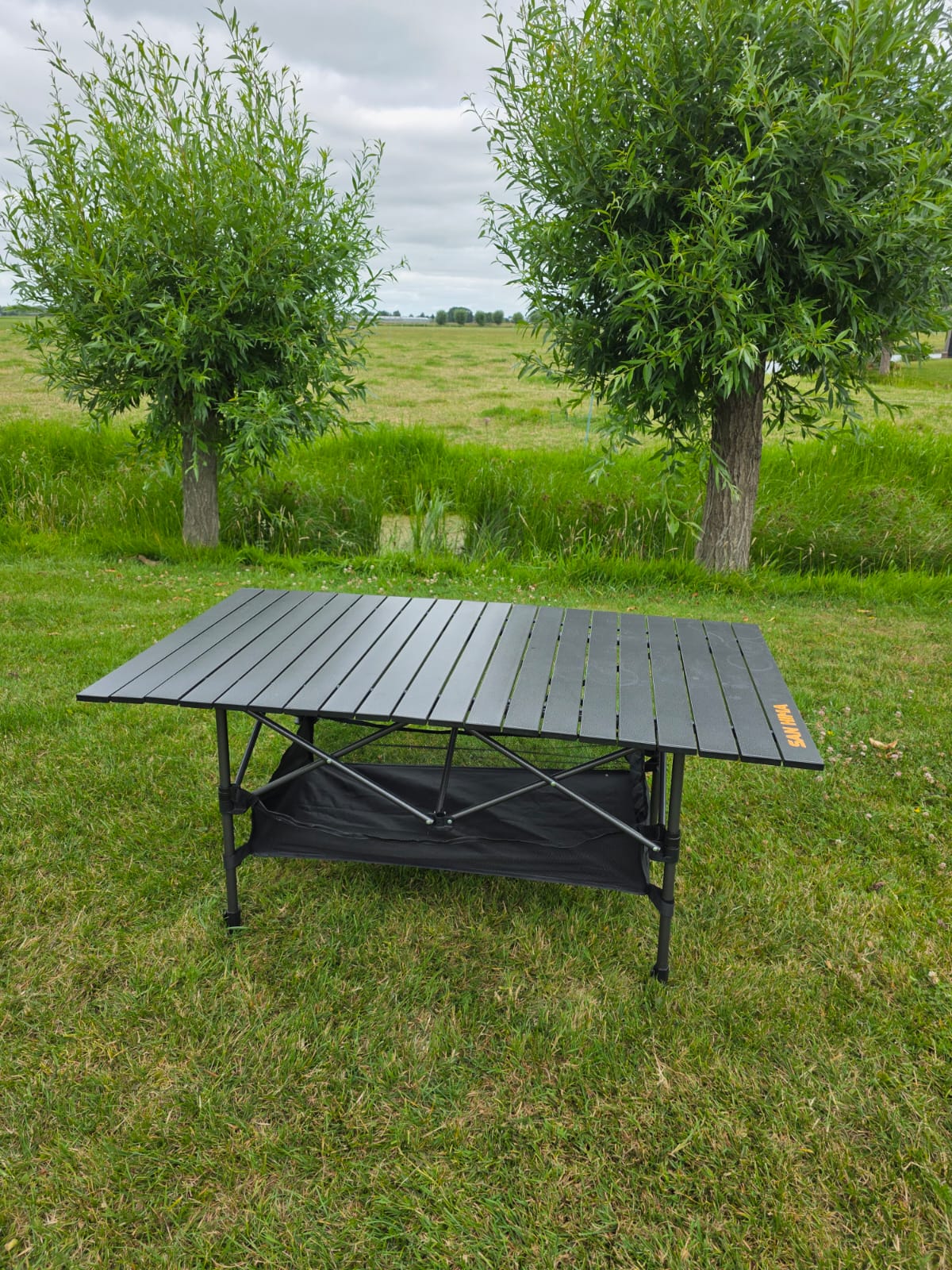 SAN HIMA aluminium campingtafel op lage stand in het gras