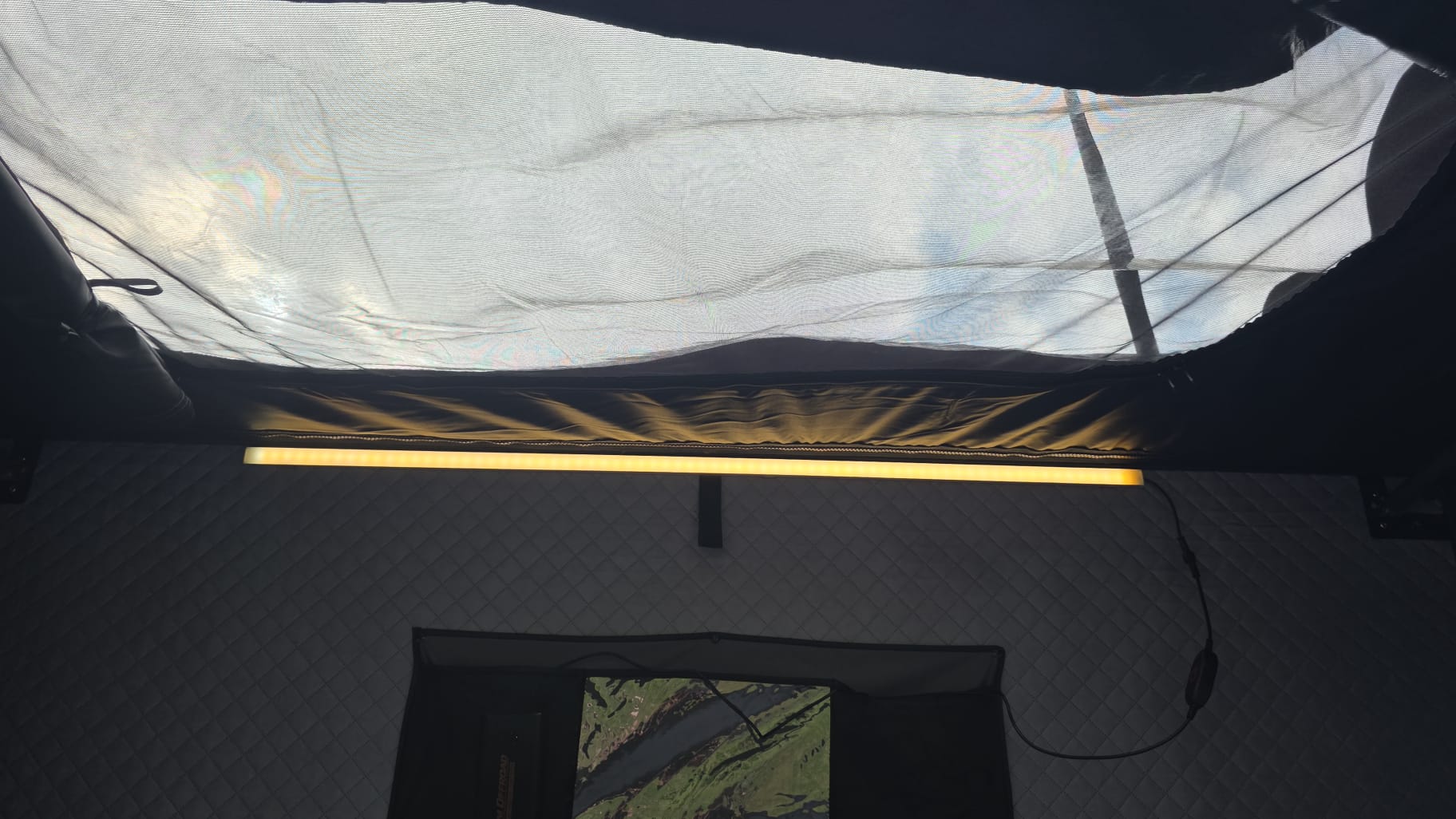 LED-strip verlichting en dakraam met gaas in de LCM Oasis daktent
