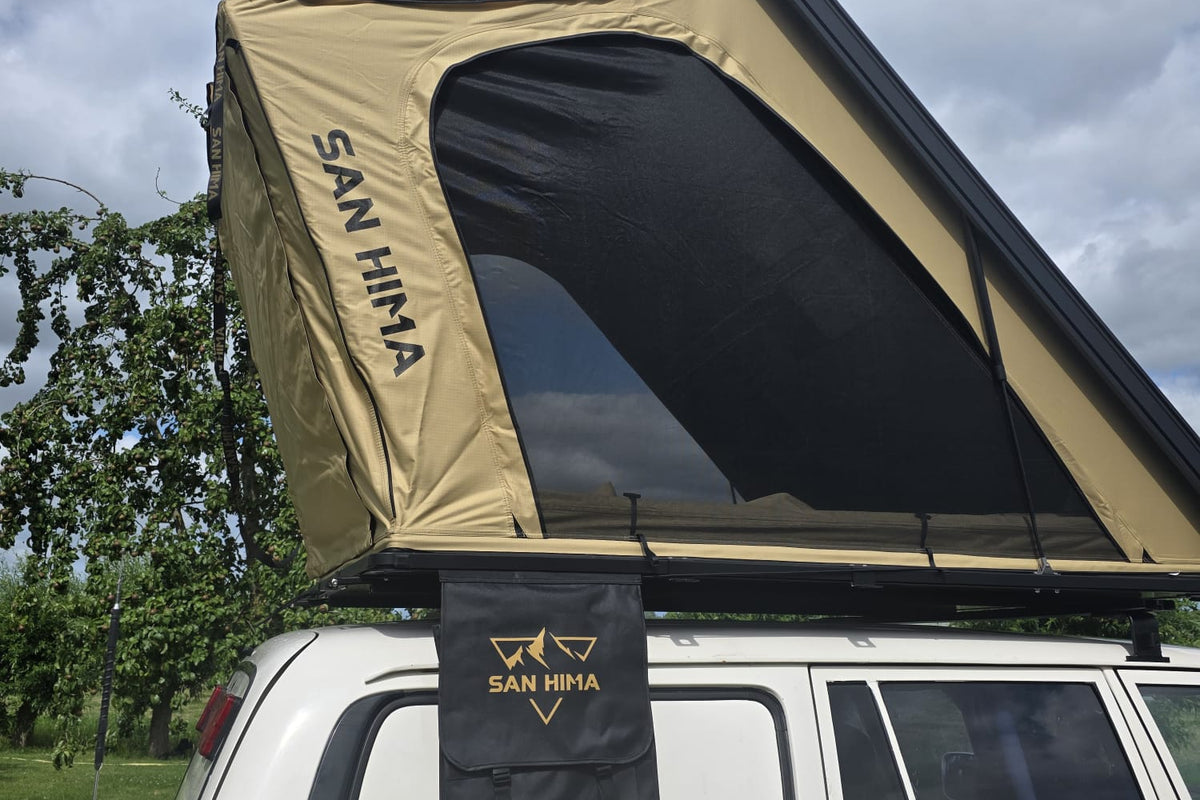 Close-up van de kwaliteit van een LCM hardshell daktent – tentdoek en gaasraam
