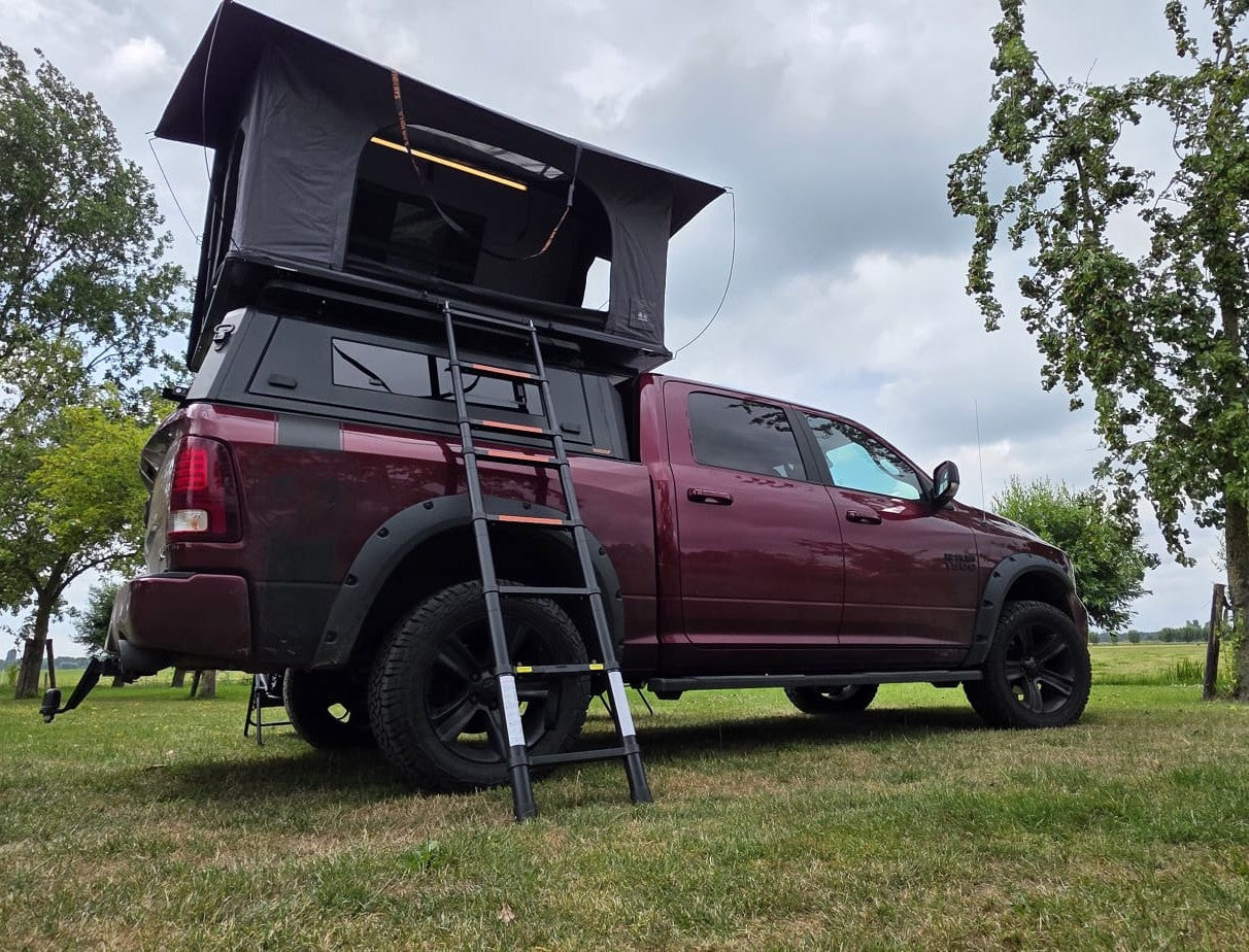 LCM Oasis hardshell daktent opengeklapt op RAM pick-up met telescopische ladder