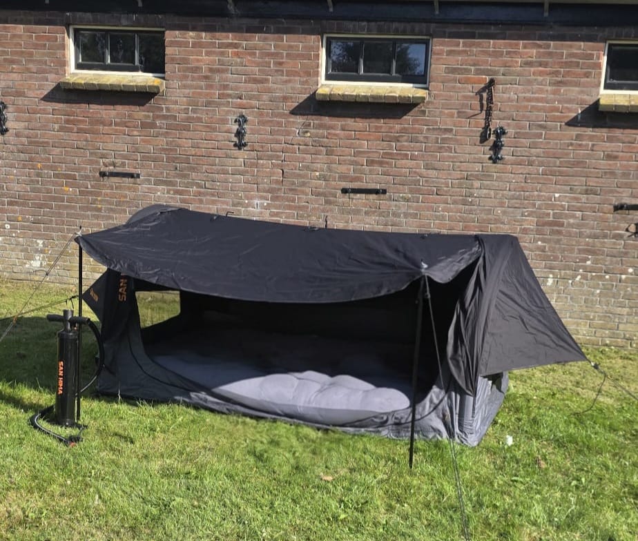 SAN HIMA luxe tent opgezet met dik luchtbed erin en handpomp ernaast